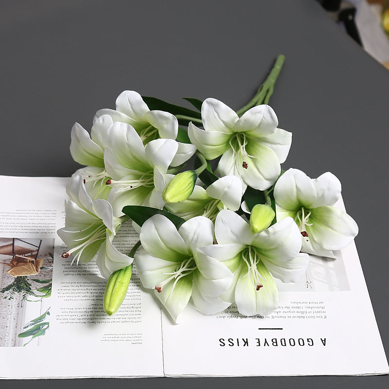 Realistischer lebensnaher Lilienblumenstrauß