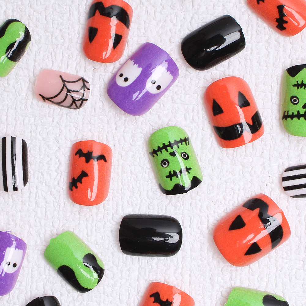 Nagelkunstset mit Halloween-Motiven und kreativen 3D-Akzenten Brehn