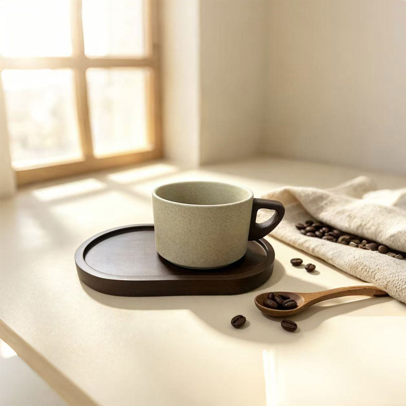 Keramikbecher mit Holzgriff und Untertasse