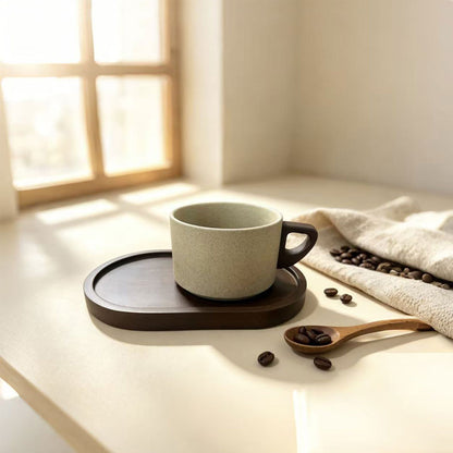 Keramikbecher mit Holzgriff und Untertasse