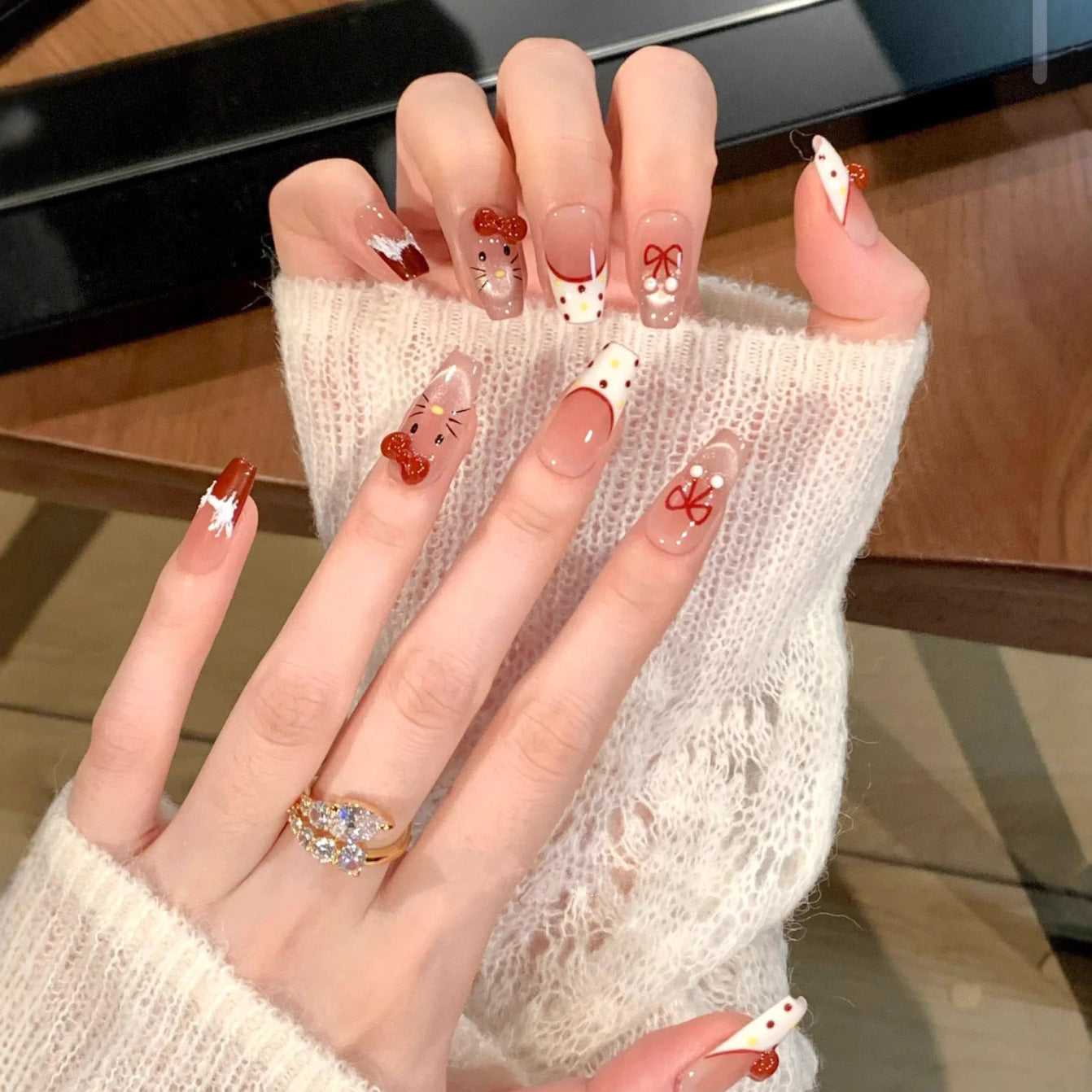 Künstlerisches Press-On-Nagelset mit skurrilen Feiertagsdesigns Brehn