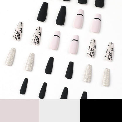 Kunstvolle Nagelverlängerungen mit eleganter Dekoration Brehn