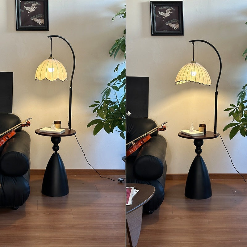 Elegante Bogenstehlampe mit integriertem Beistelltisch