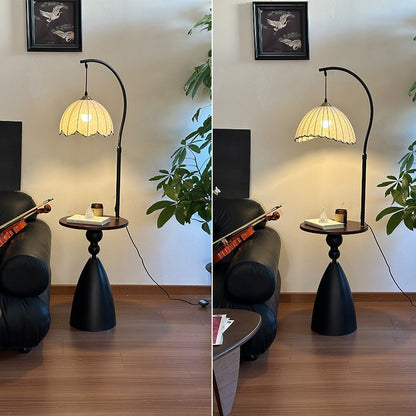 Elegante Bogenstehlampe mit integriertem Beistelltisch