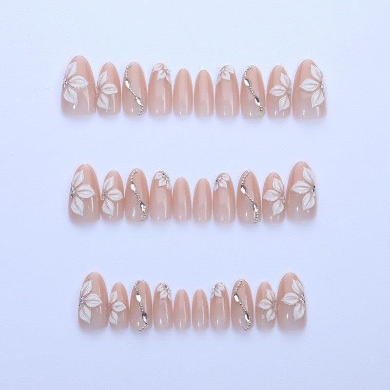 Kunstnagelset mit eleganten Blüten- und Glitzerelementen Brehn