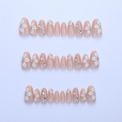 Kunstnagelset mit eleganten Blüten- und Glitzerelementen Brehn