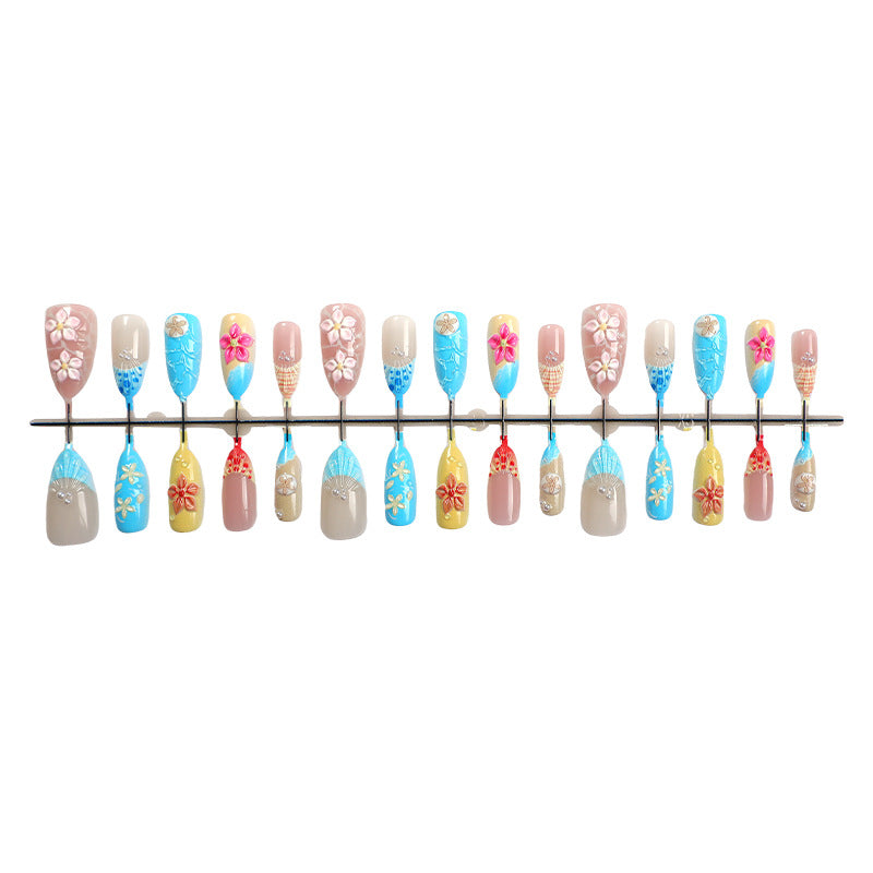Elegantes Kunstnagelset mit floralen Details und Glitzerakzenten Brehn