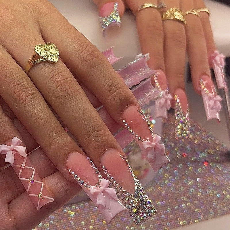 Glamouröses Kunstnagelset mit funkelnden Strass- und Kreuzverzierungen Brehn