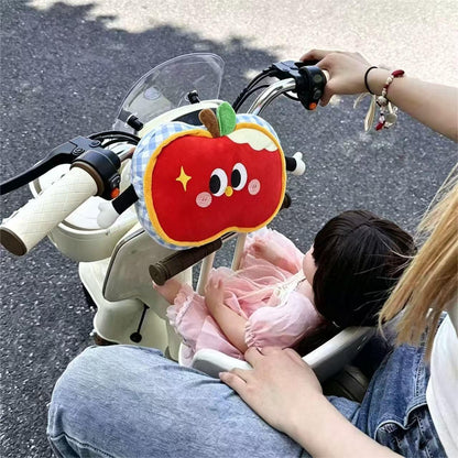 Gepolstertes Kindersitz‑Rückenpolster im Apfel‑Plüschdesign mit seitlichen Armstützen