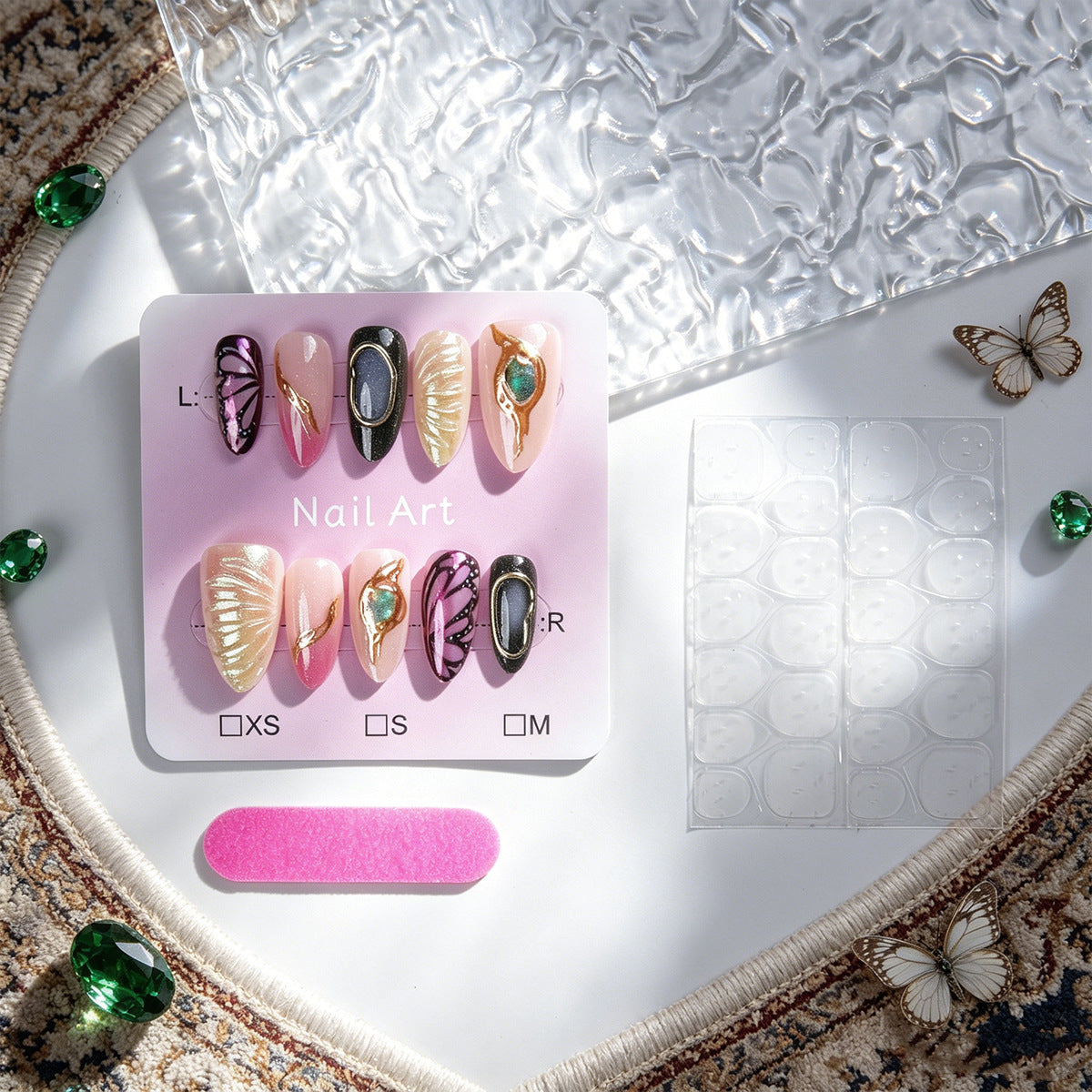 Glamouröse Kunstnägel-Set mit filigranen Designs Brehn