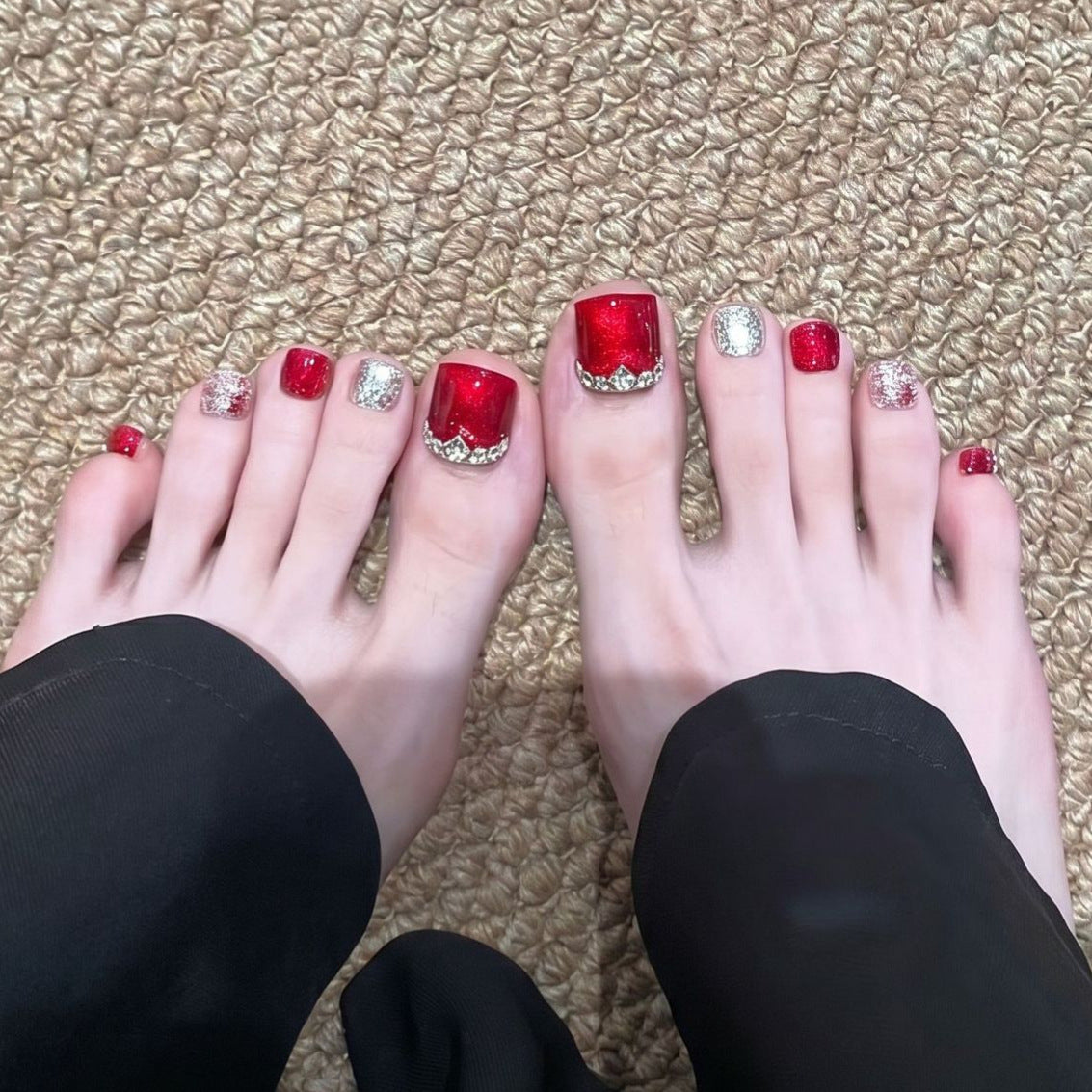 Glamouröses Press-On-Nagelset mit funkelnden Strassakzenten Brehn