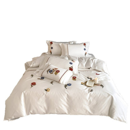 Bestickte Baumwollsatin-Bettwäsche mit verstreuten 3D-Blumenaapplikationen und gefransten Kissenbezügen