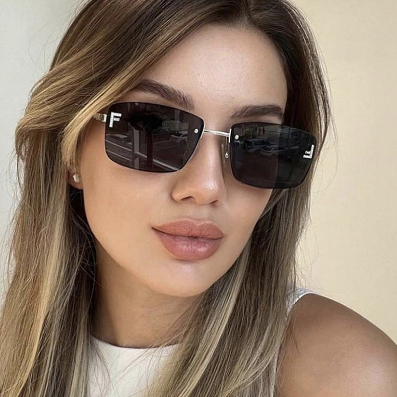 Damen quadratische Sonnenbrille mit elegantem goldenen Rahmen und stylishen Gläsern Brehn