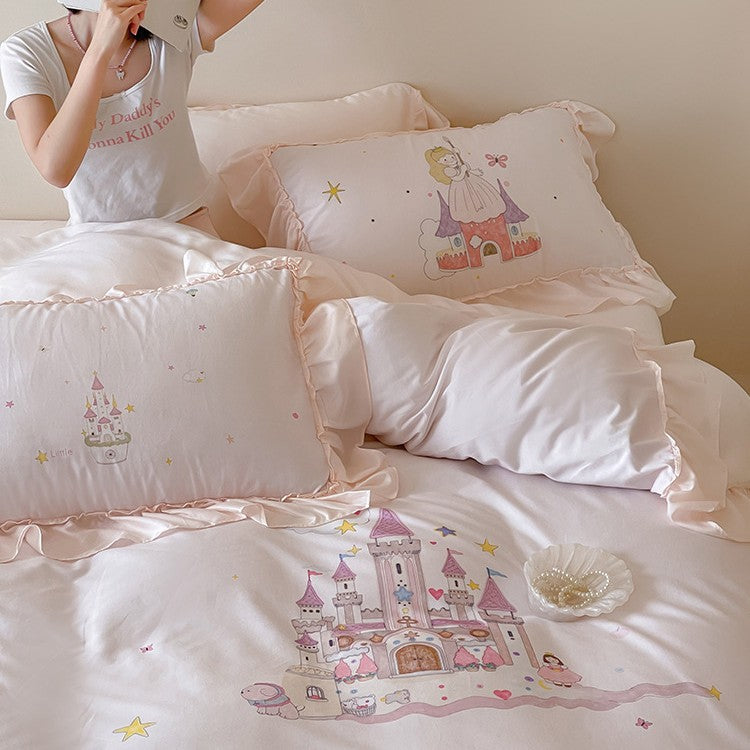 Kinder-Bettwäschegarnitur mit illustrativem Schloss- und Prinzessinnen-Print, Volantkissen und weicher Baumwollmischung