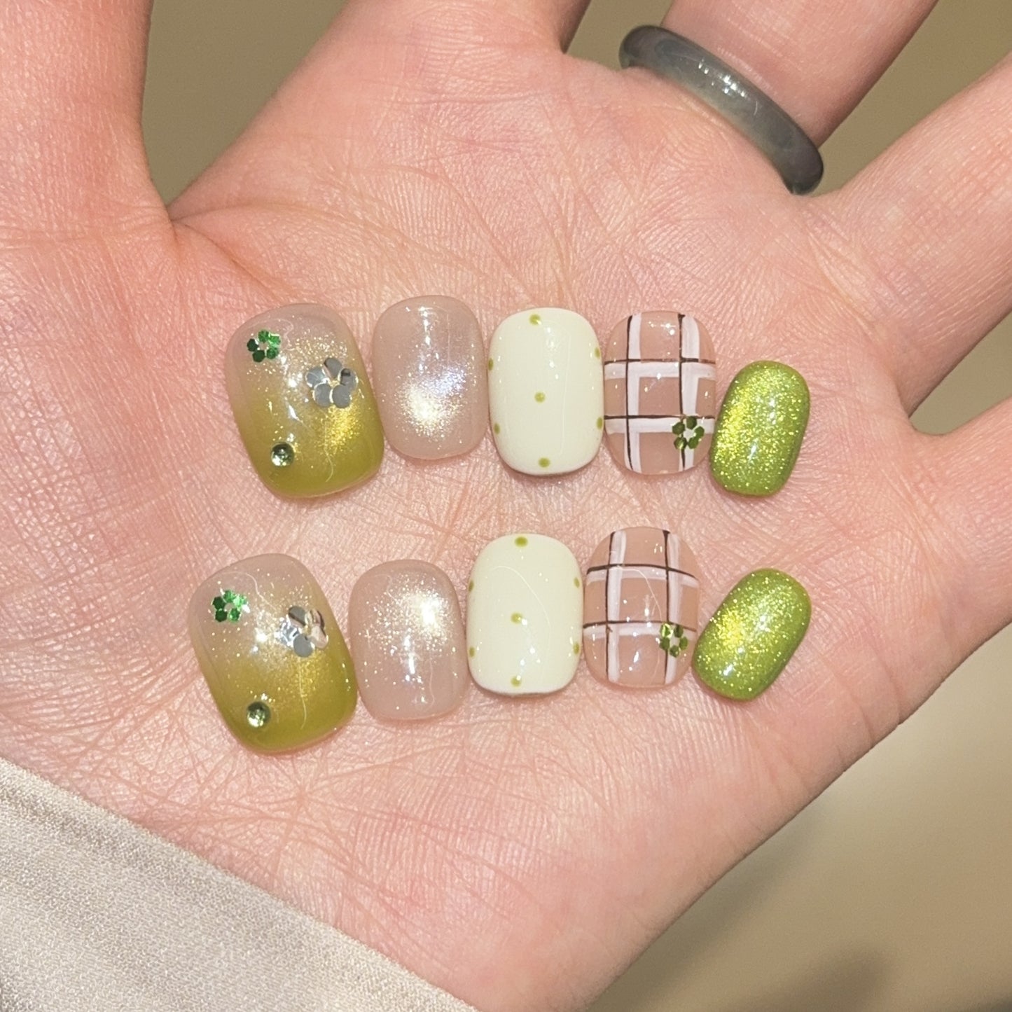 Kreative Kunstnagelspitzen mit Floralen Akzenten Brehn