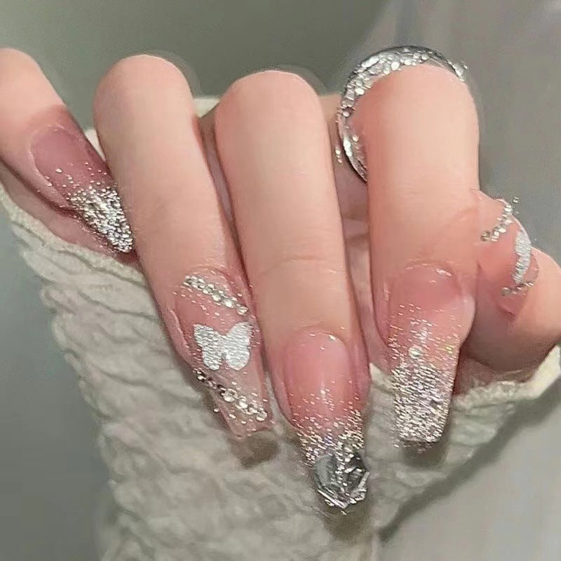 Kunstnagelset mit eleganten Glitzerverzierungen und schimmernden Akzenten Brehn