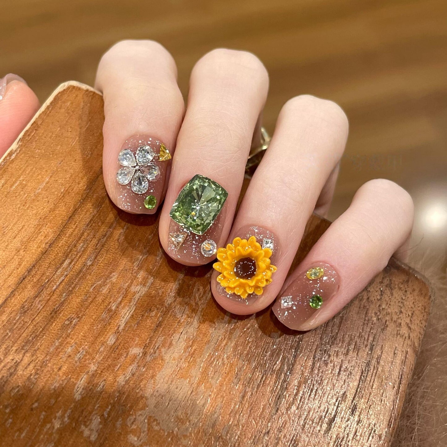 Kunstnägel mit Funkelnden Applikationen und Floralen Designs Brehn