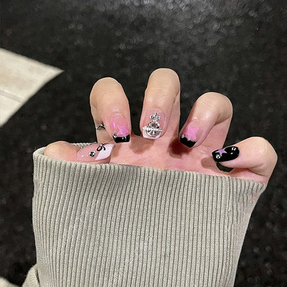 Kunstvolle Nail Art mit Glitzer-Details Brehn