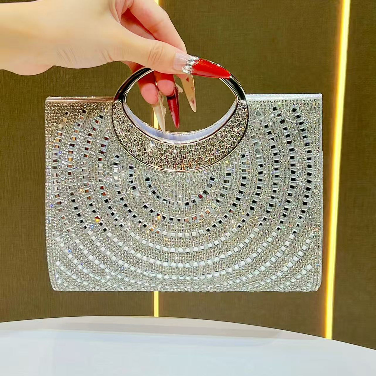 Elegante mit Kristallen besetzte Abend-Clutch