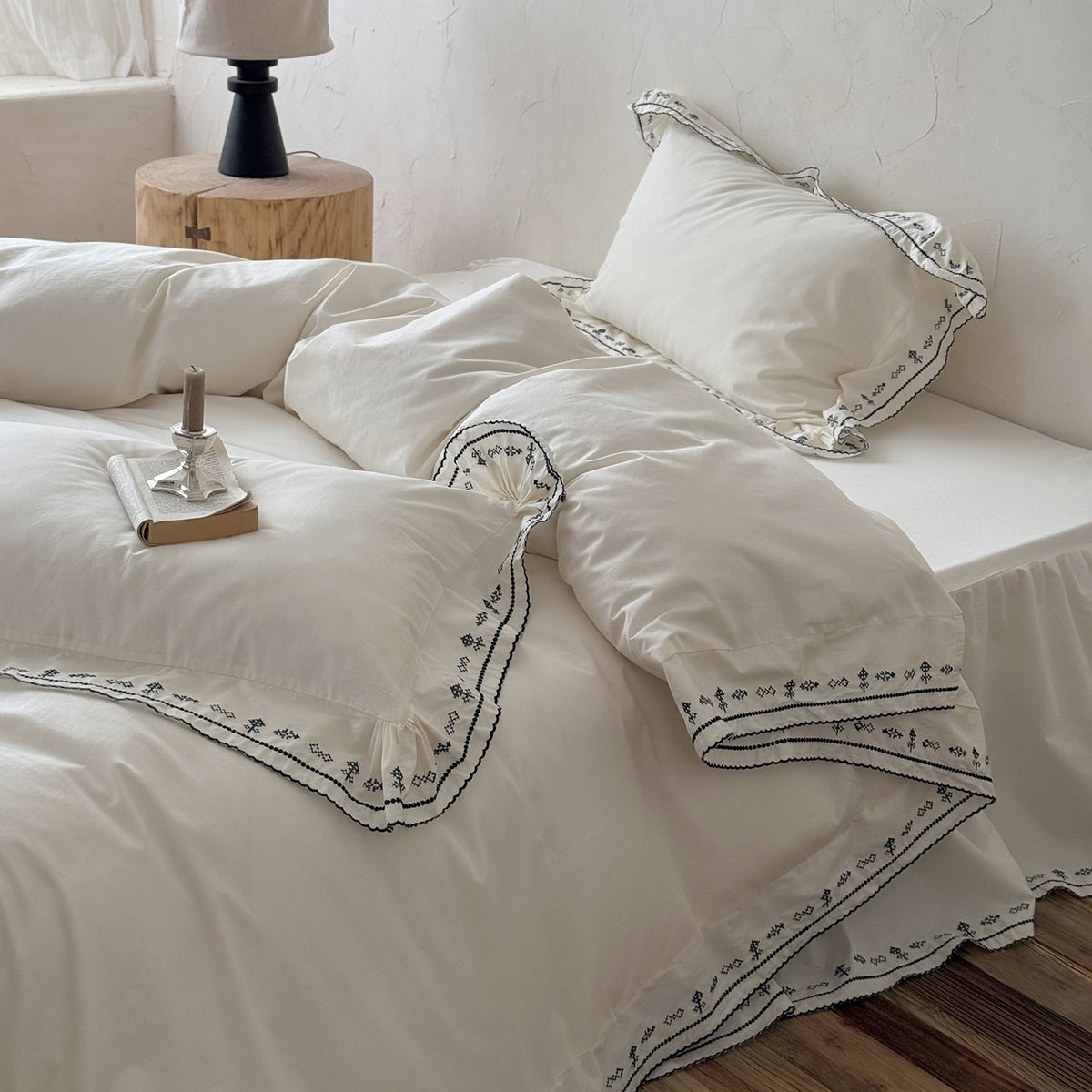 Luxuriöses besticktes Bettwäsche-Set mit Rüschensaum
