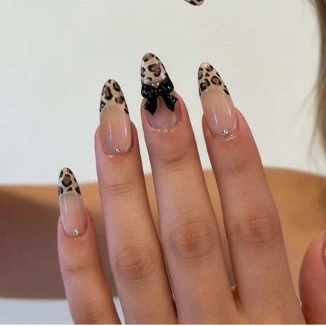 Künstliche Nagelspitzen mit Elegantem Leopardenmuster und Schleifendekor Brehn