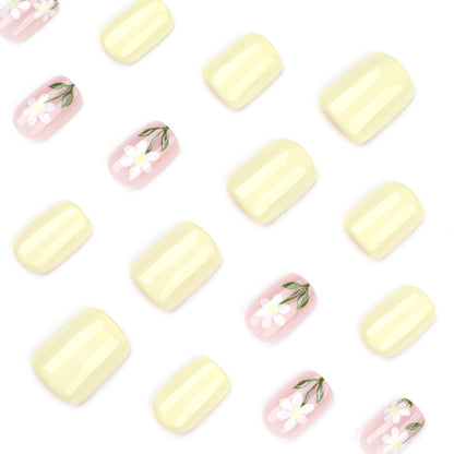 Kunstvolle Nagelverlängerungen mit eleganten Blumen-Design Brehn