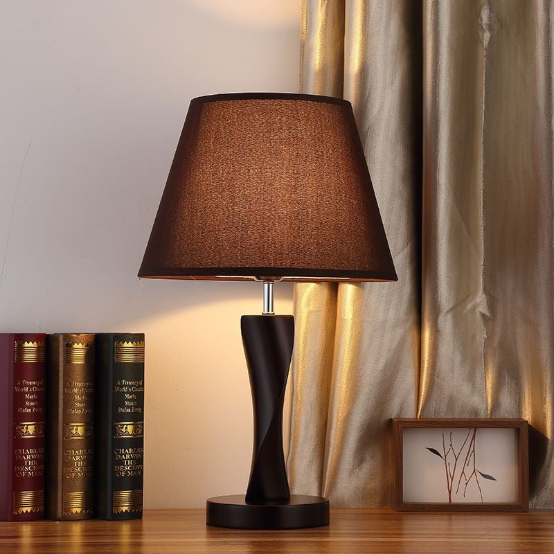Elegante gedrehte Tischlampe