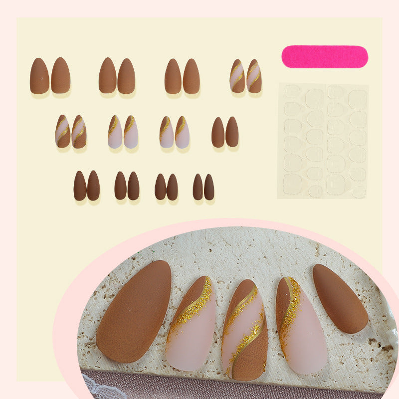 Elegantes Press-On Nagelset mit dekorativem goldenen Streifenmuster Brehn