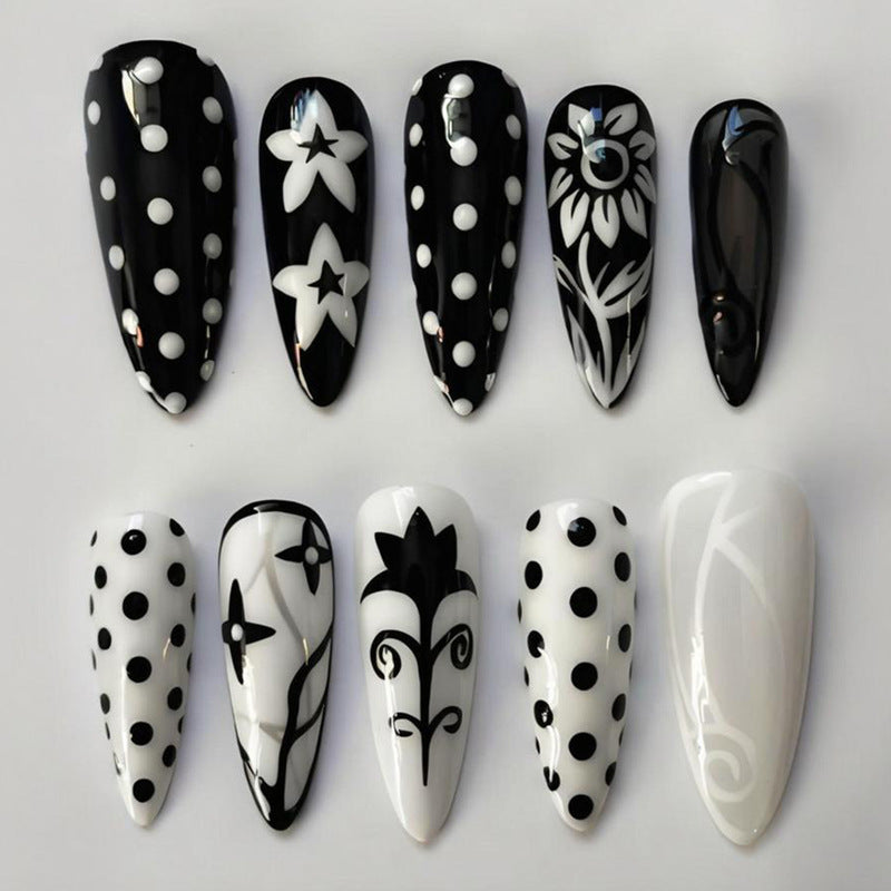 Kunstnagelset mit stilvollen grafischen Mustern Brehn
