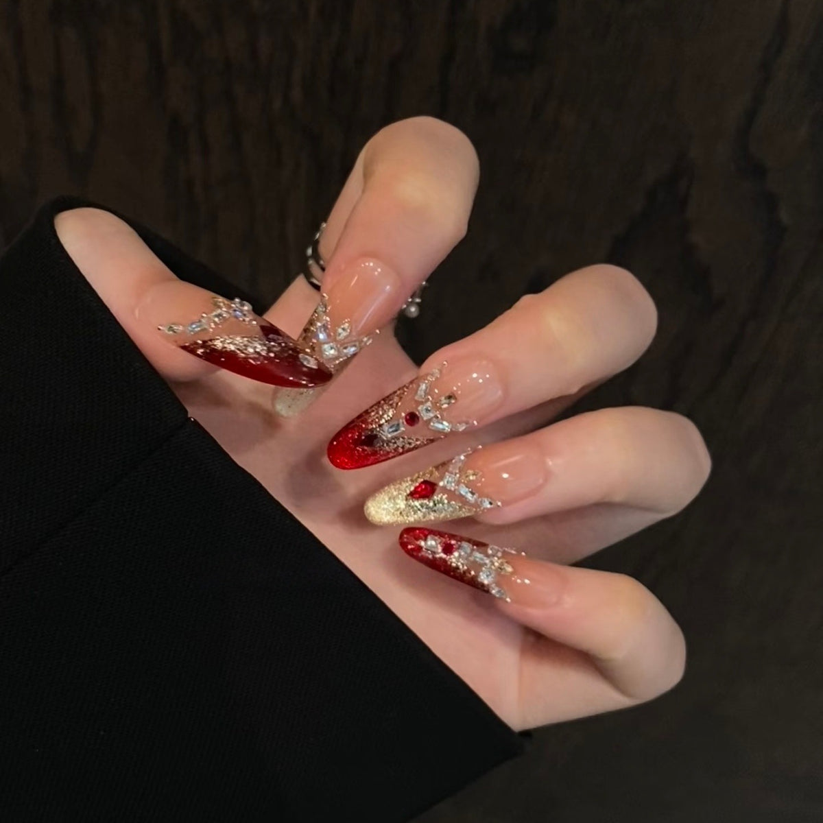 Dekoratives Stiletto Press-On Nagelset mit Edelsteinakzenten Brehn