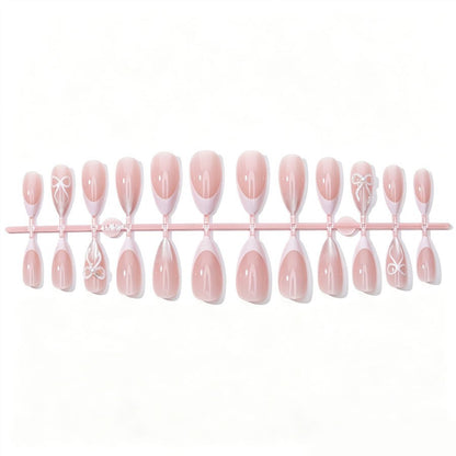 Kunstnagelset mit eleganten Spitzen und Glitzerakzenten Brehn