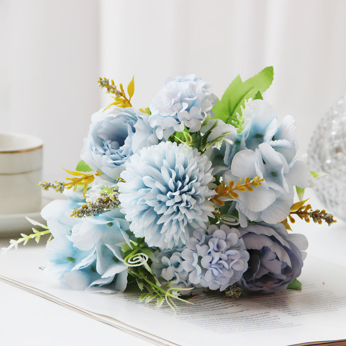 Realistischer künstlicher Blumenstrauß