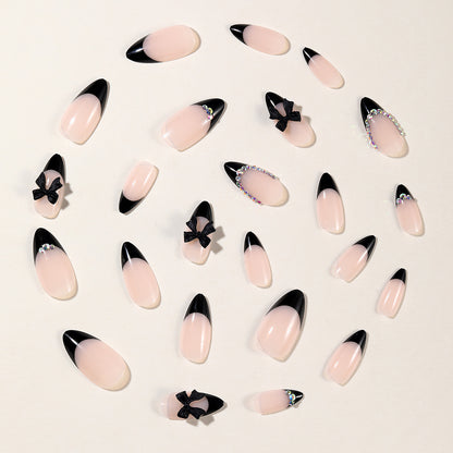 Elegantes Stiletto-Nageldesign mit Strassakzenten Brehn