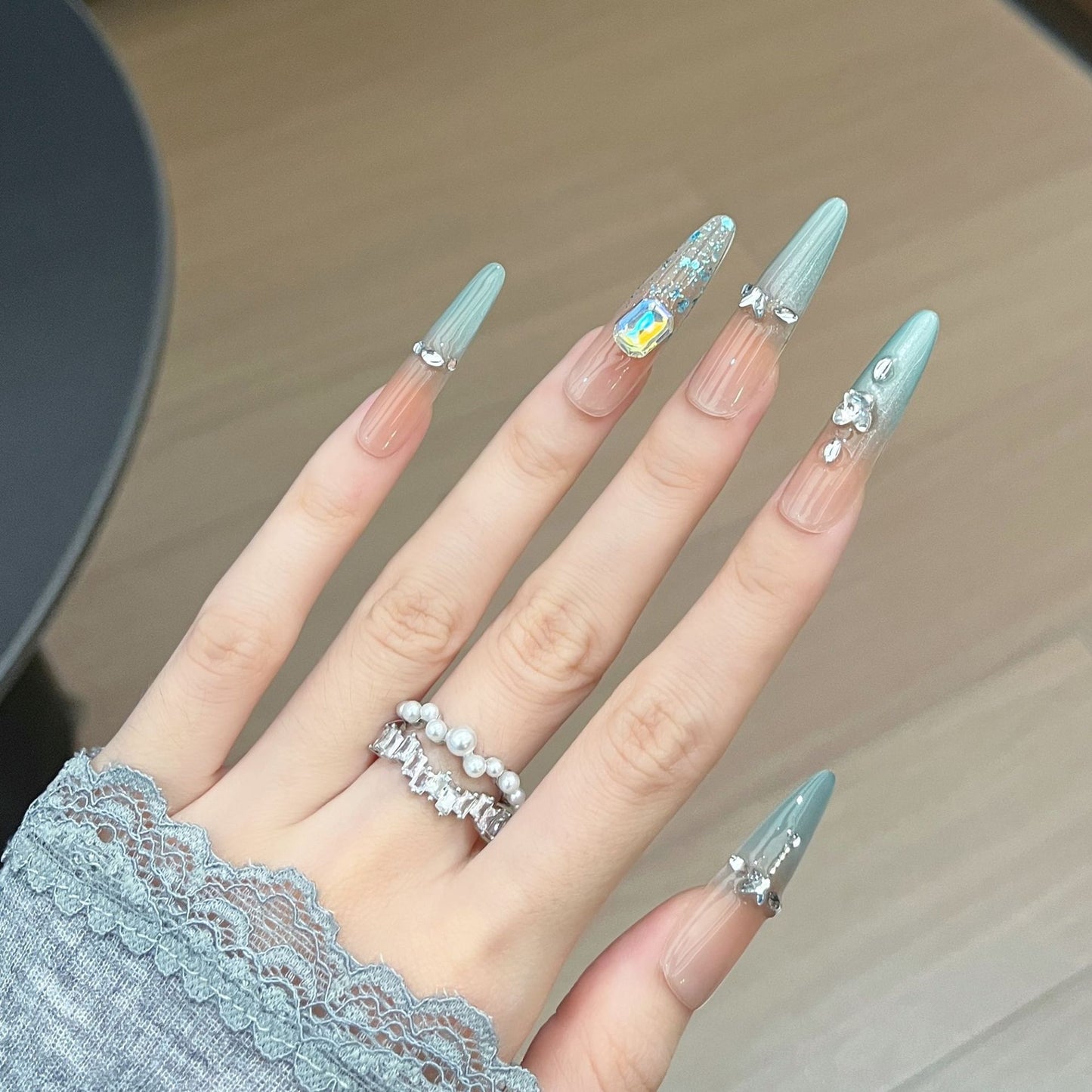 Künstlerisches, mit Strass verziertes Stiletto-Press-On-Nagelset Brehn