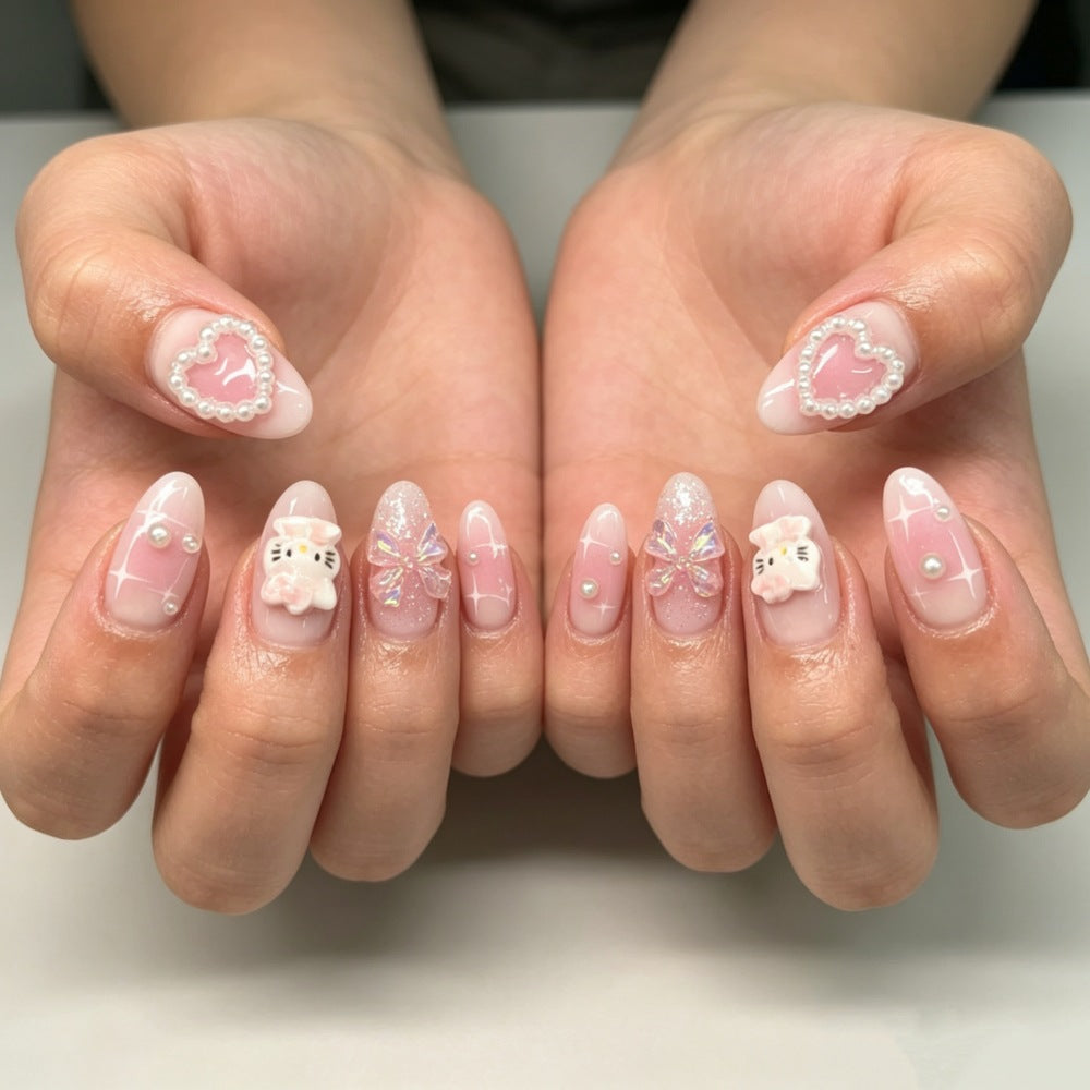 Verspielte Kunstnägel mit Herz- und Kitty-Motiven Brehn