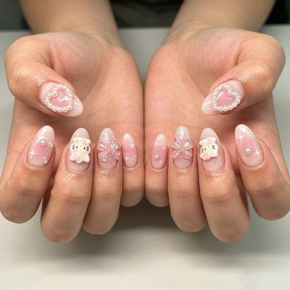 Verspielte Kunstnägel mit Herz- und Kitty-Motiven Brehn