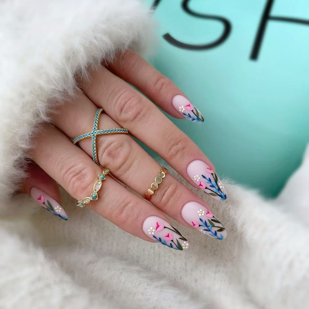 Kunstnagelset mit floralen Motiven und verzierten Akzenten Brehn