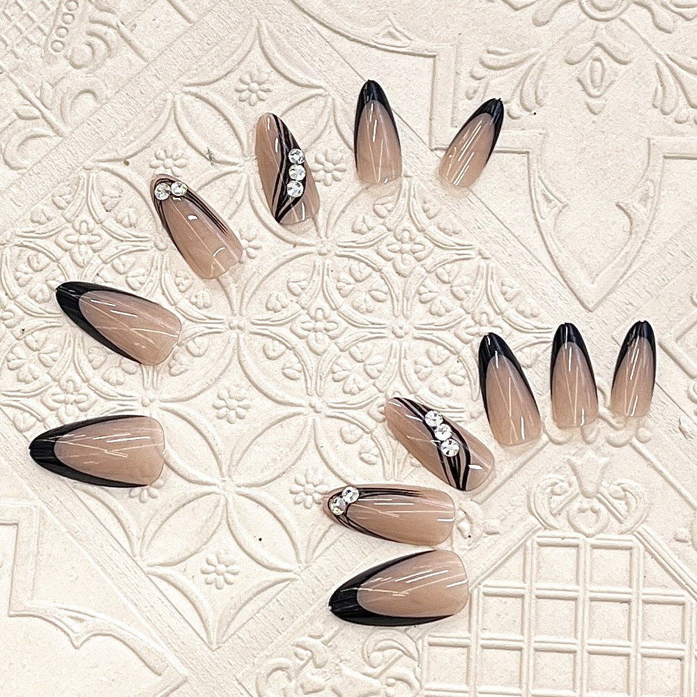 Elegantes Press-On-Nail-Design mit Strassakzenten Brehn