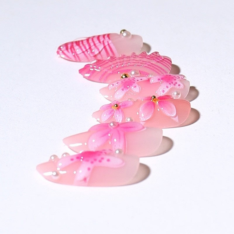 Kunstnagelset mit detailreichen 3D-Blumen und eleganten Akzenten Brehn