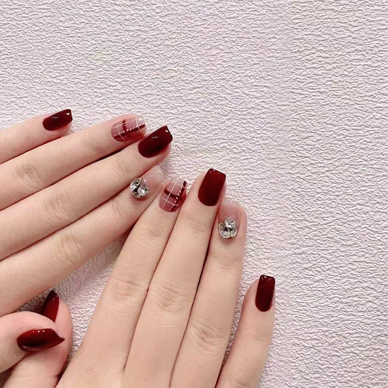 Kreatives Kunstnagelset mit Glitzer- und eleganten Muster Akzenten Brehn