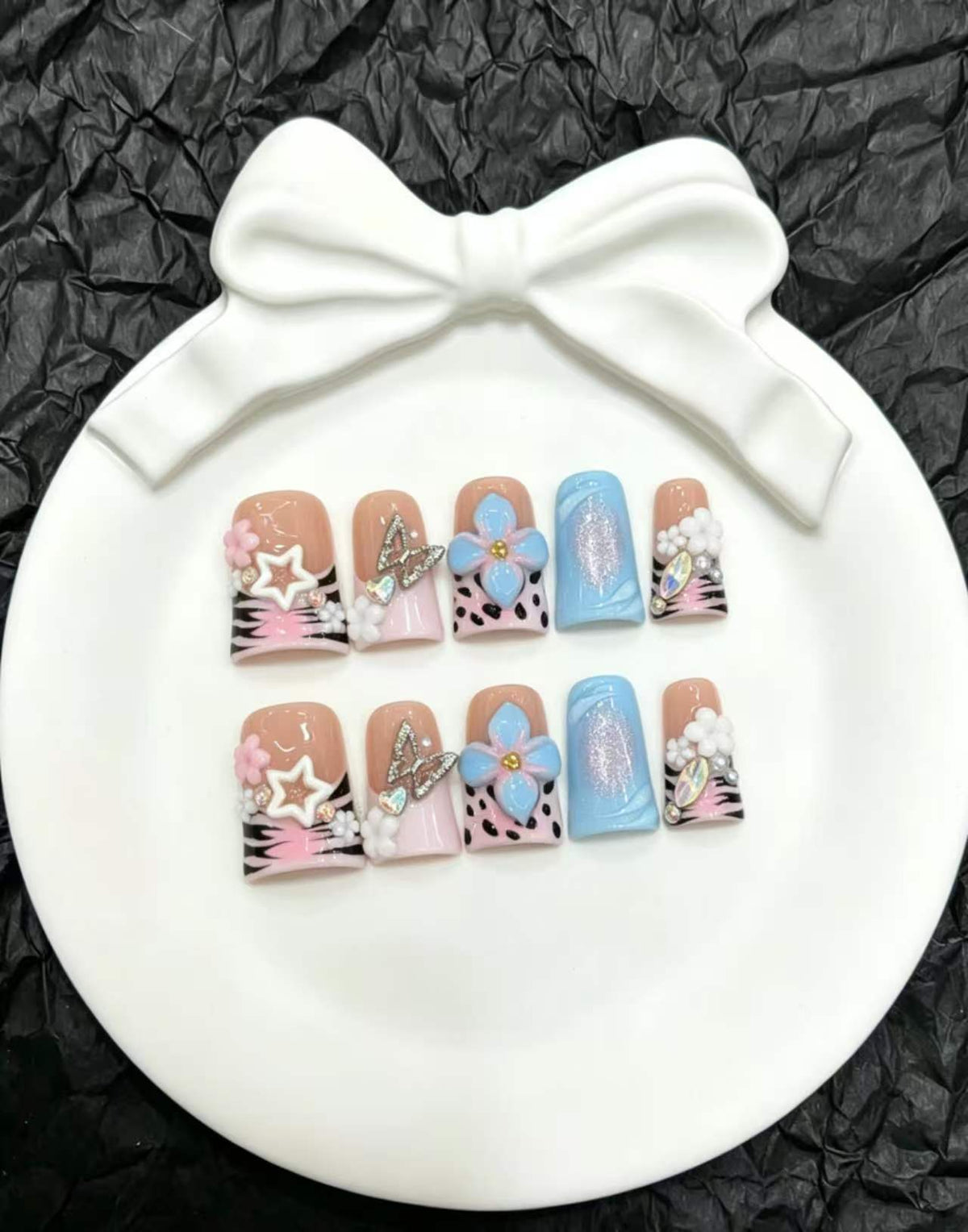 Künstlerisches Nail Art Press-On Set mit floralen und Edelsteinakzenten