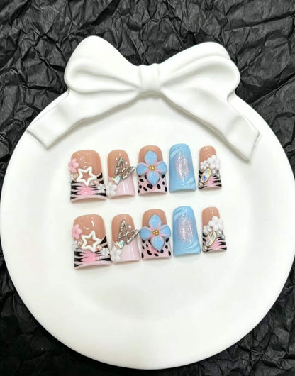 Künstlerisches Nail Art Press-On Set mit floralen und Edelsteinakzenten