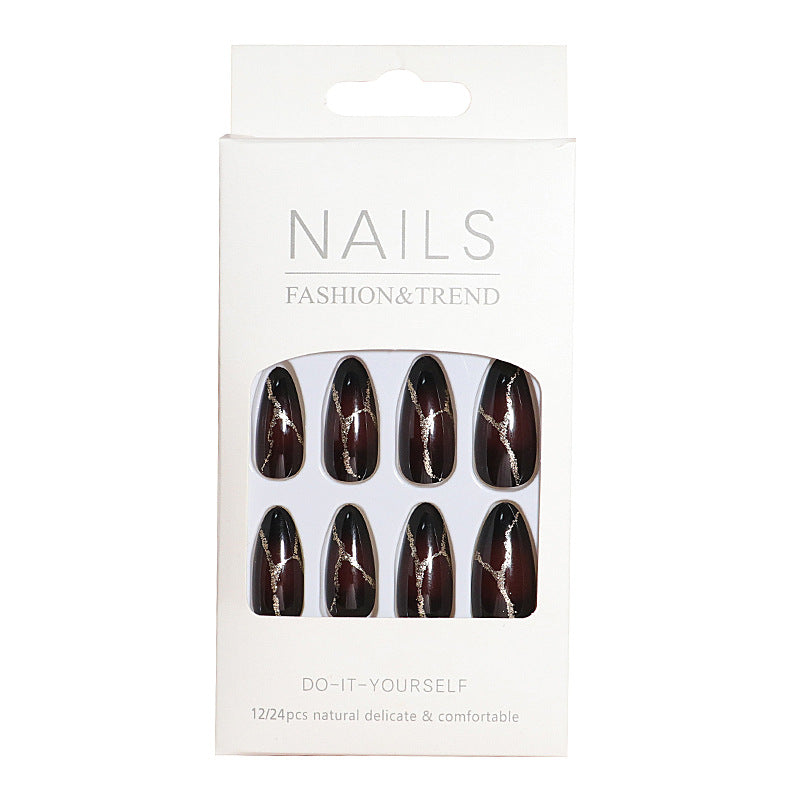 Künstlerisches Press-On Nageldesign mit goldenen Aderakzenten Brehn