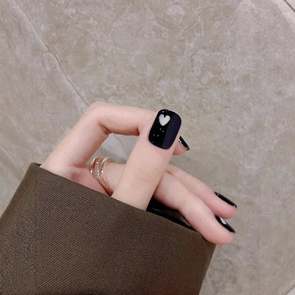 Künstlerisches Press-On Nagelkunstset mit Herzmustern