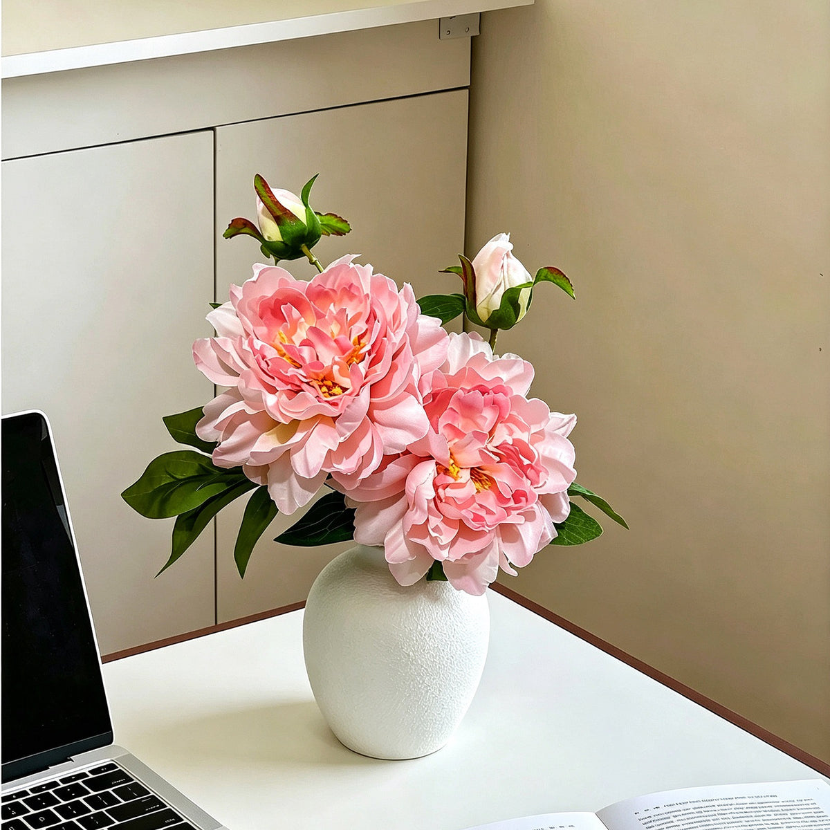 Lebensechte Pfingstrosen Blumenarrangement