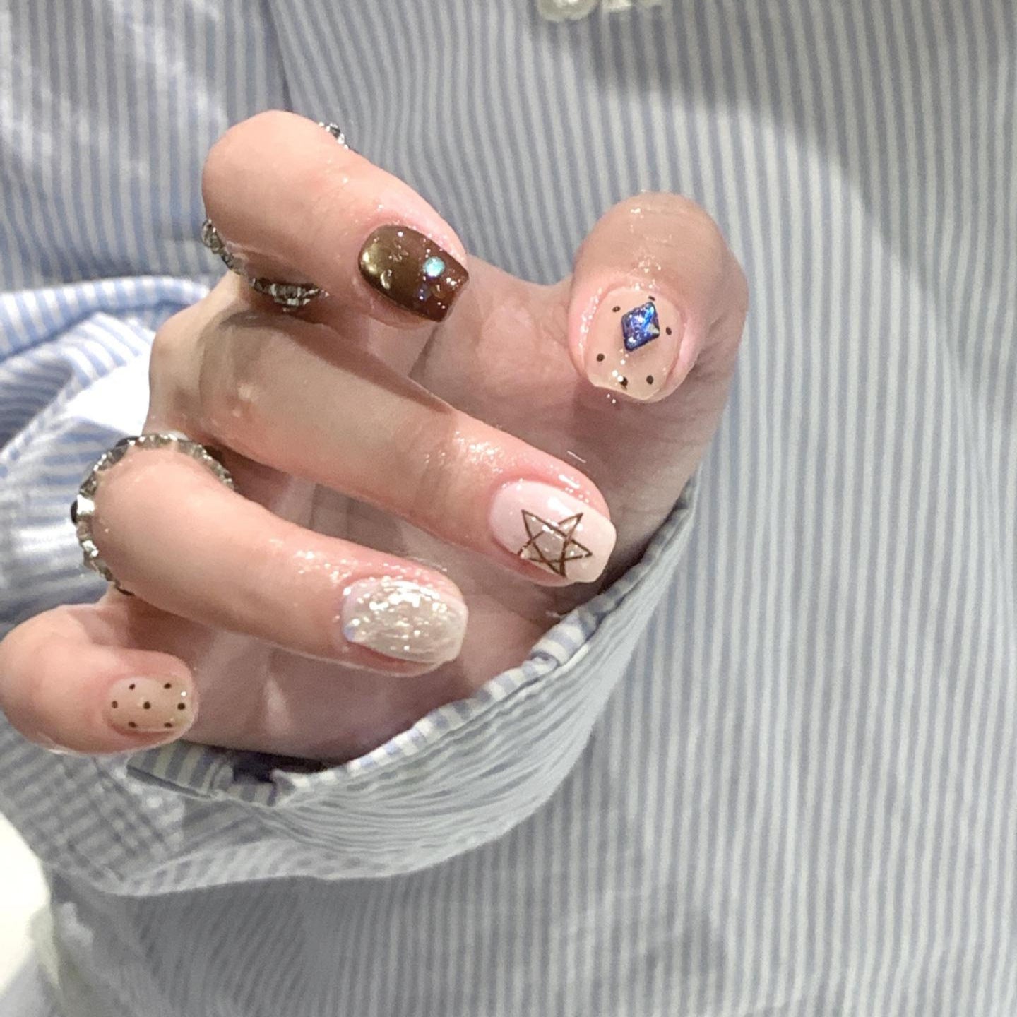 Kunstnagelset mit Kreativen Geometrischen und Funkelnden Akzenten Brehn