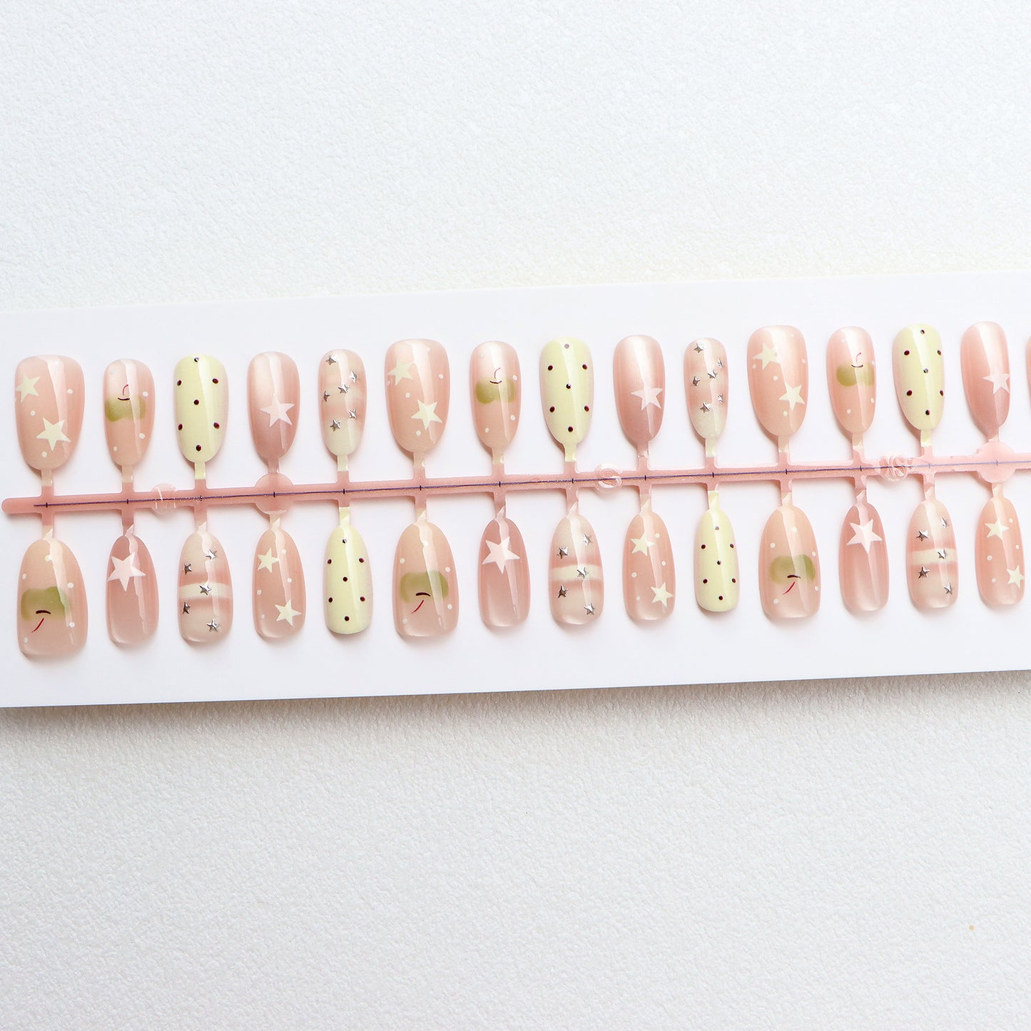Dekoratives Press-On-Nagelset mit Stern- und Punktdesign Brehn