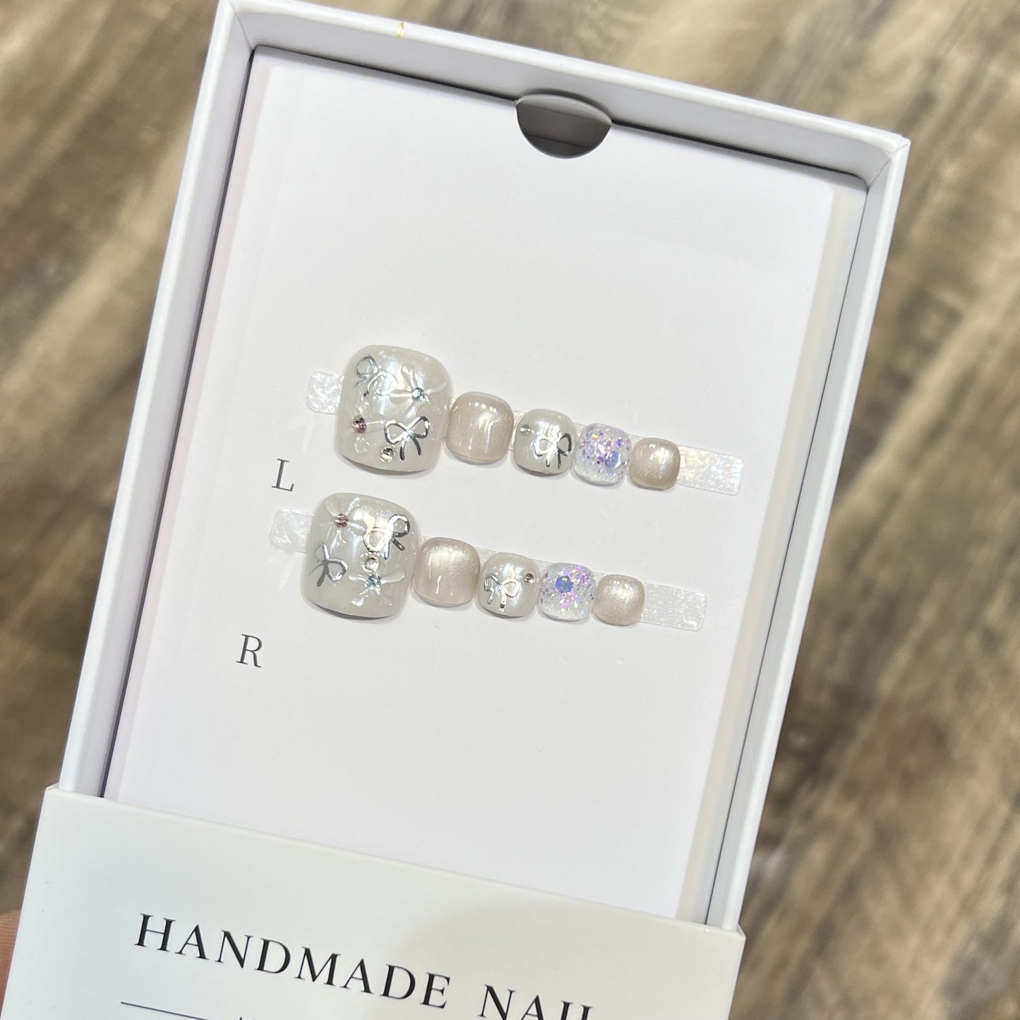 Künstlerisches Press-On-Nagelset mit Glitzer und Blumendesign Brehn