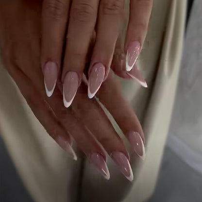 Elegante Stiletto Press-On Nägel mit French Tip Design Brehn