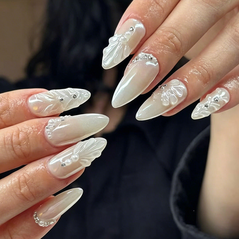 Elegante mit Strass veredelte Nagelspitzen Brehn